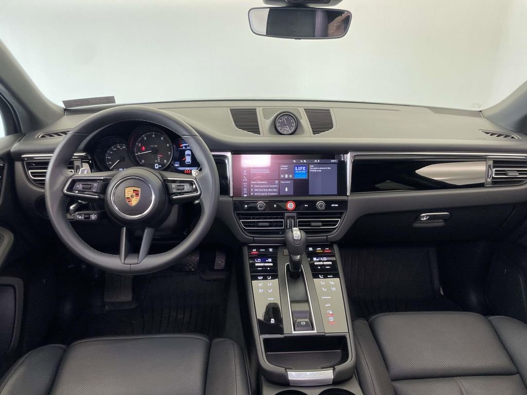 Certified 2025 Porsche Macan AWD/4WD image 26