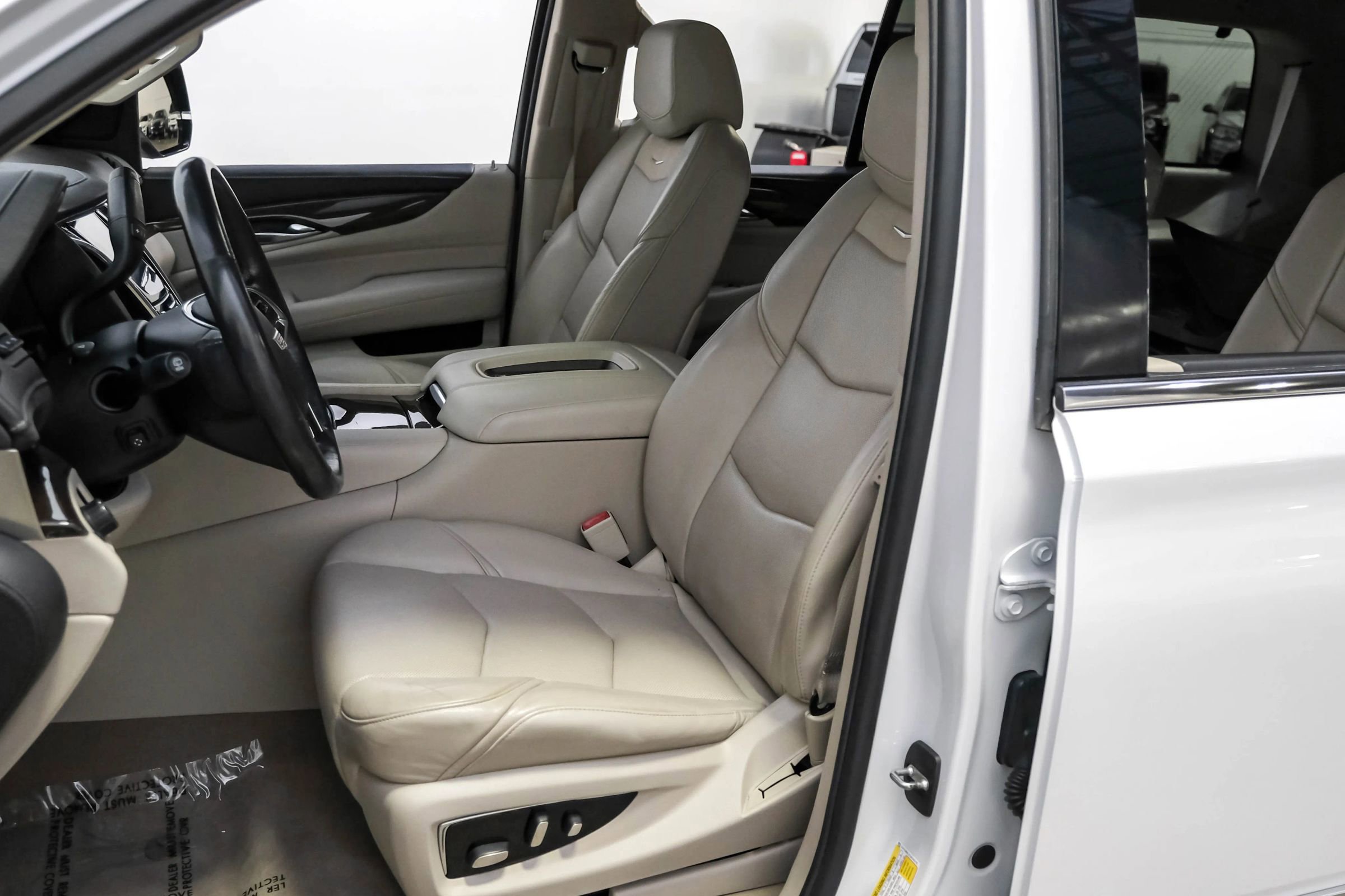 Used 2020 Cadillac Escalade Luxury RWD image 24