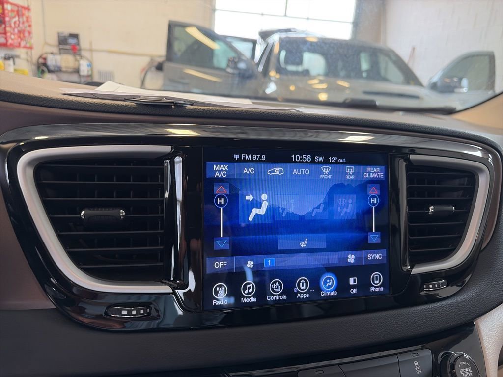 Used 2017 Chrysler Pacifica Touring-L image 42