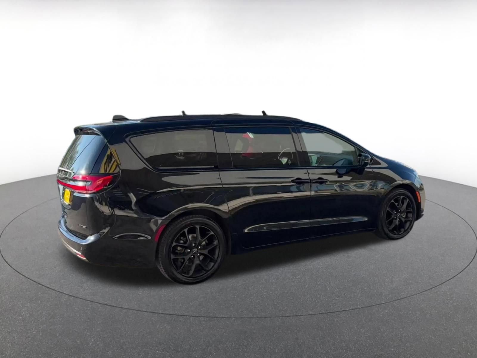 Used 2025 Chrysler Pacifica Limited image 15