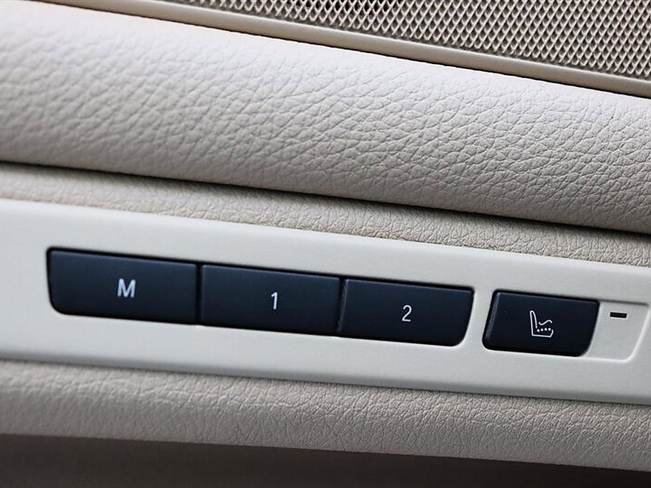 Used 2011 BMW 550i Sedan image 33