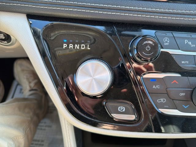 Used 2023 Chrysler Pacifica Limited FWD image 34