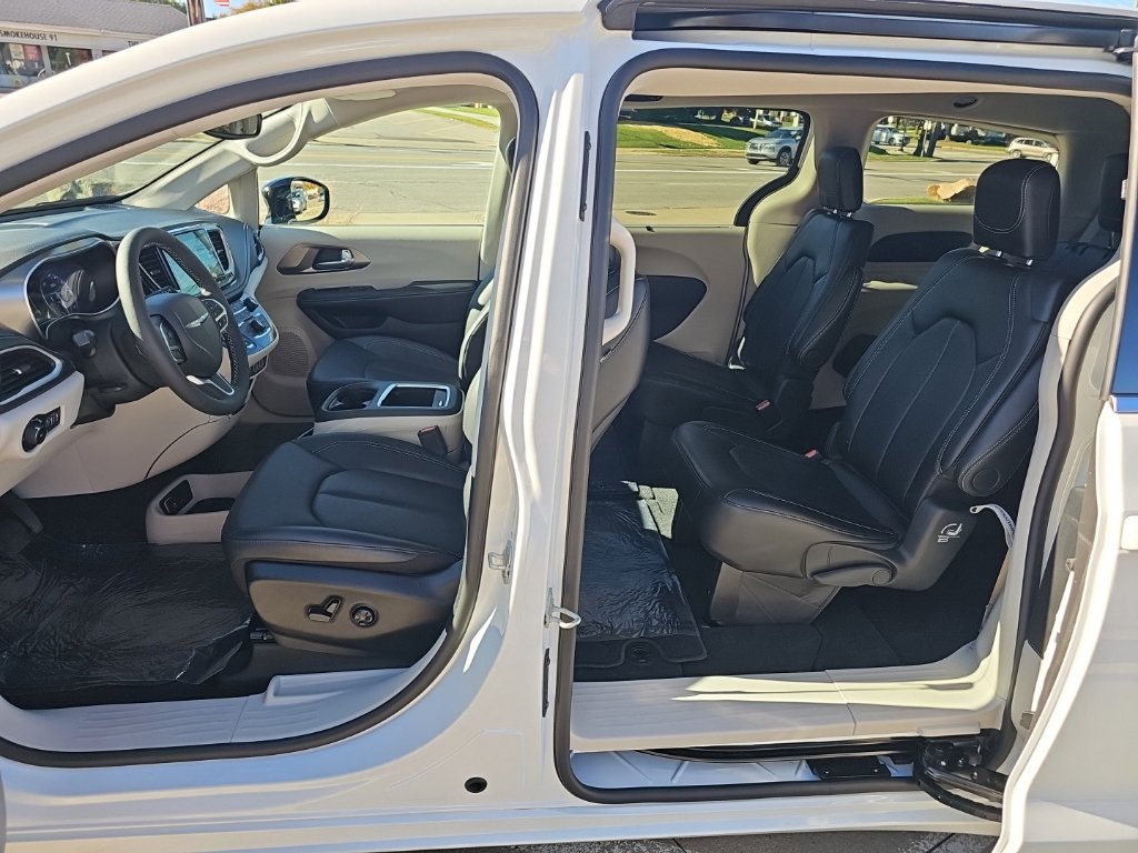 Certified 2024 Chrysler Pacifica Touring-L FWD image 17