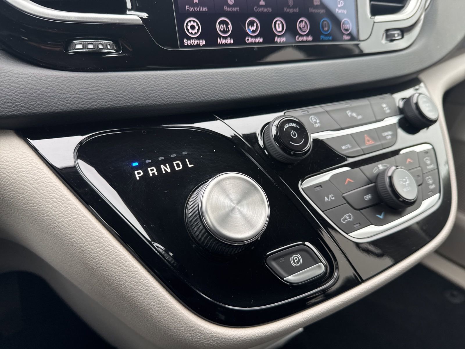 Used 2020 Chrysler Pacifica Touring-L image 22