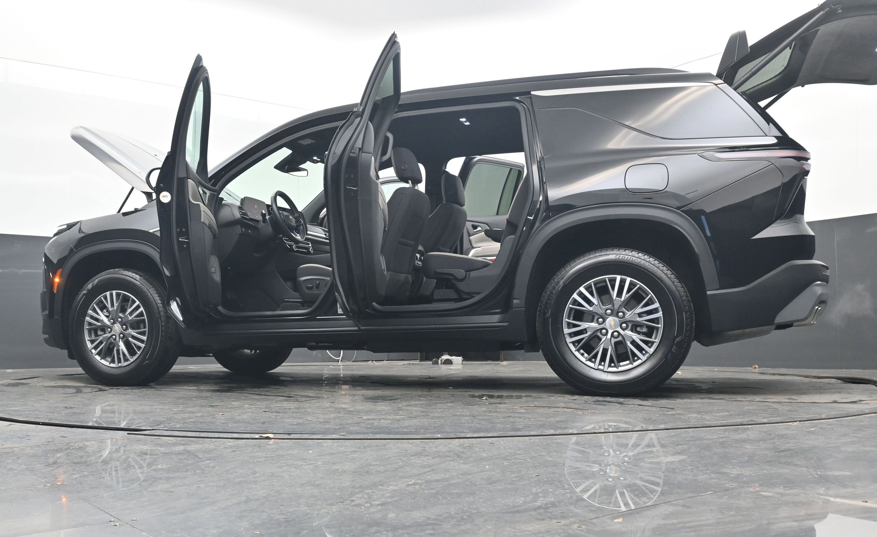 Used 2025 Chevrolet Traverse LT image 45