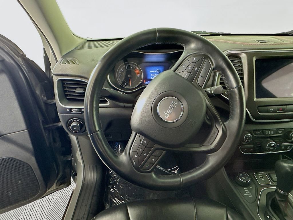 Used 2019 Jeep Cherokee Trailhawk w/ Cold Weather Group image 17