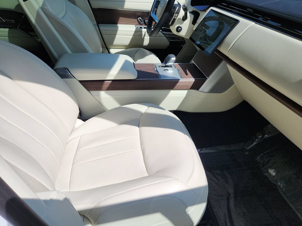 Certified 2025 Land Rover Range Rover SE AWD/4WD image 3