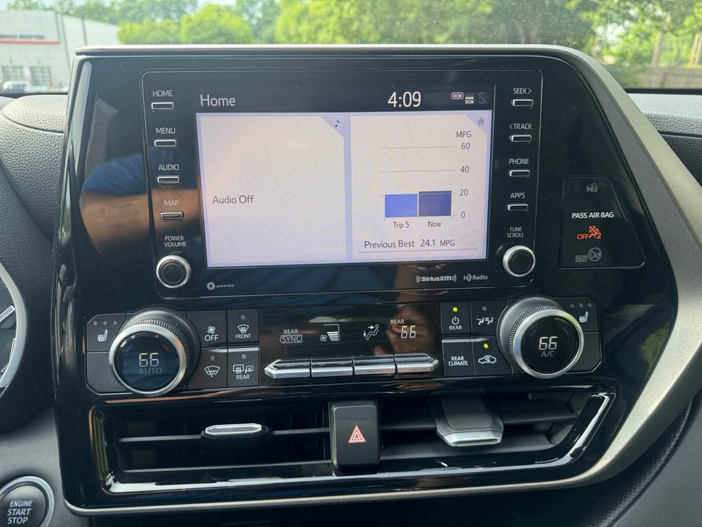 Used 2020 Toyota Highlander XLE AWD/4WD image 24