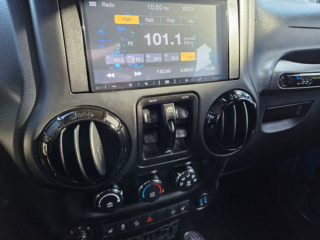 Used 2015 Jeep Wrangler Unlimited Sahara image 22