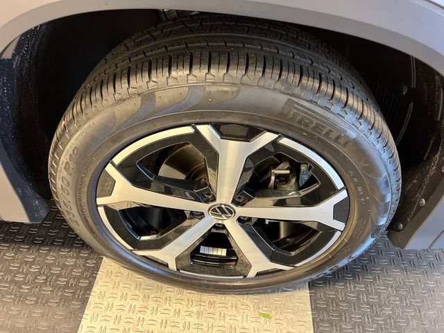 Certified 2025 Volkswagen Tiguan SE FWD image 10
