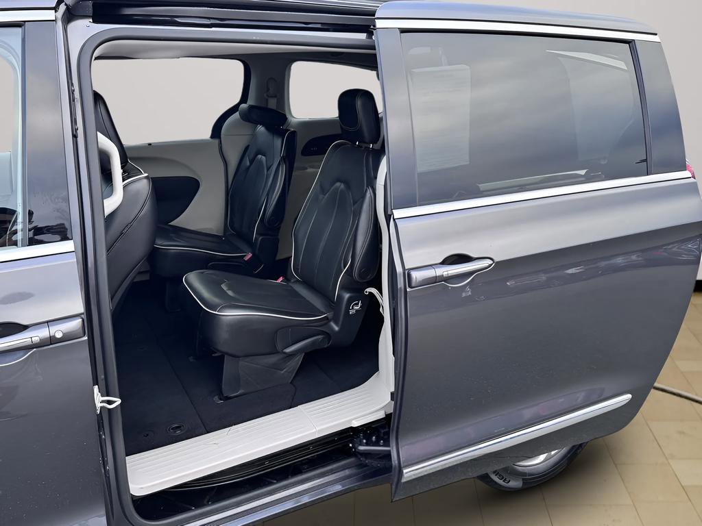 Used 2022 Chrysler Pacifica Limited FWD image 35