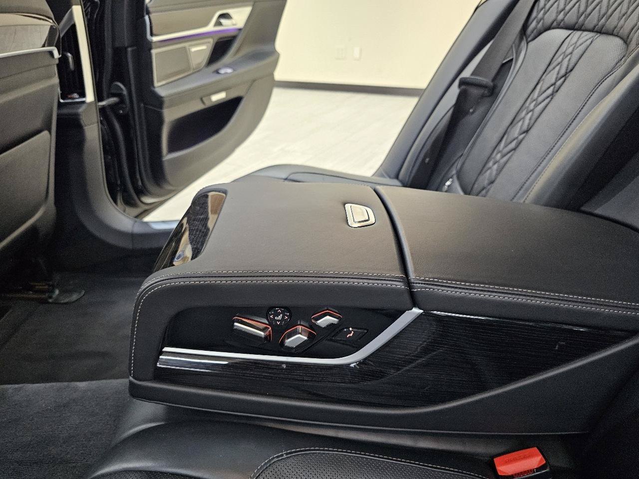 Used 2018 BMW M760i xDrive AWD/4WD image 27
