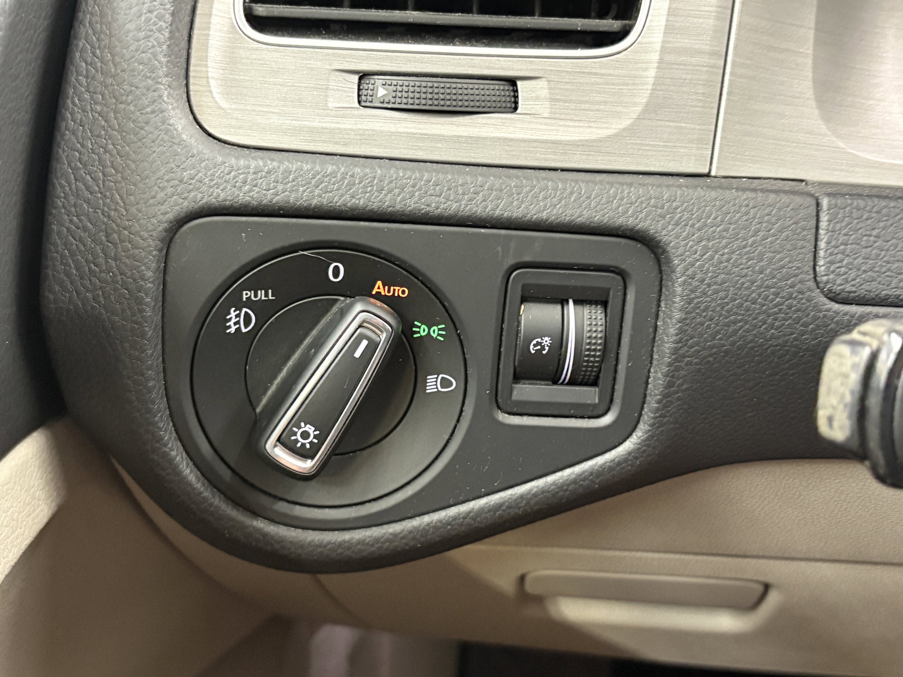 Used 2016 Volkswagen Golf SE w/ Lighting Package image 18