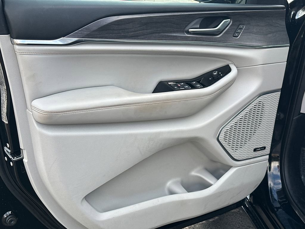 Used 2023 Jeep Grand Cherokee Overland image 10