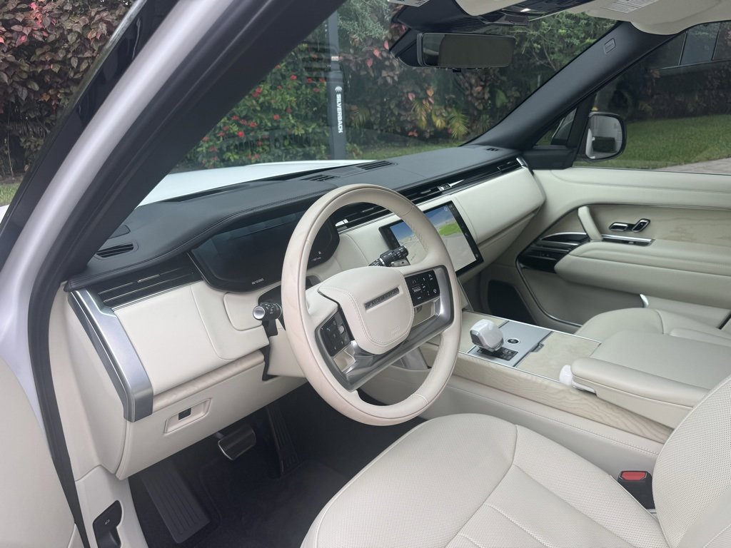 Used 2025 Land Rover Range Rover SV image 34
