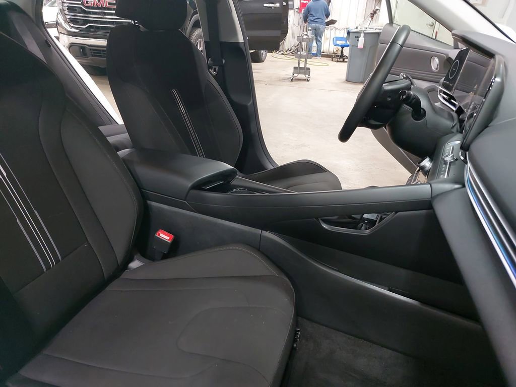 Certified 2025 Hyundai Elantra SEL image 10