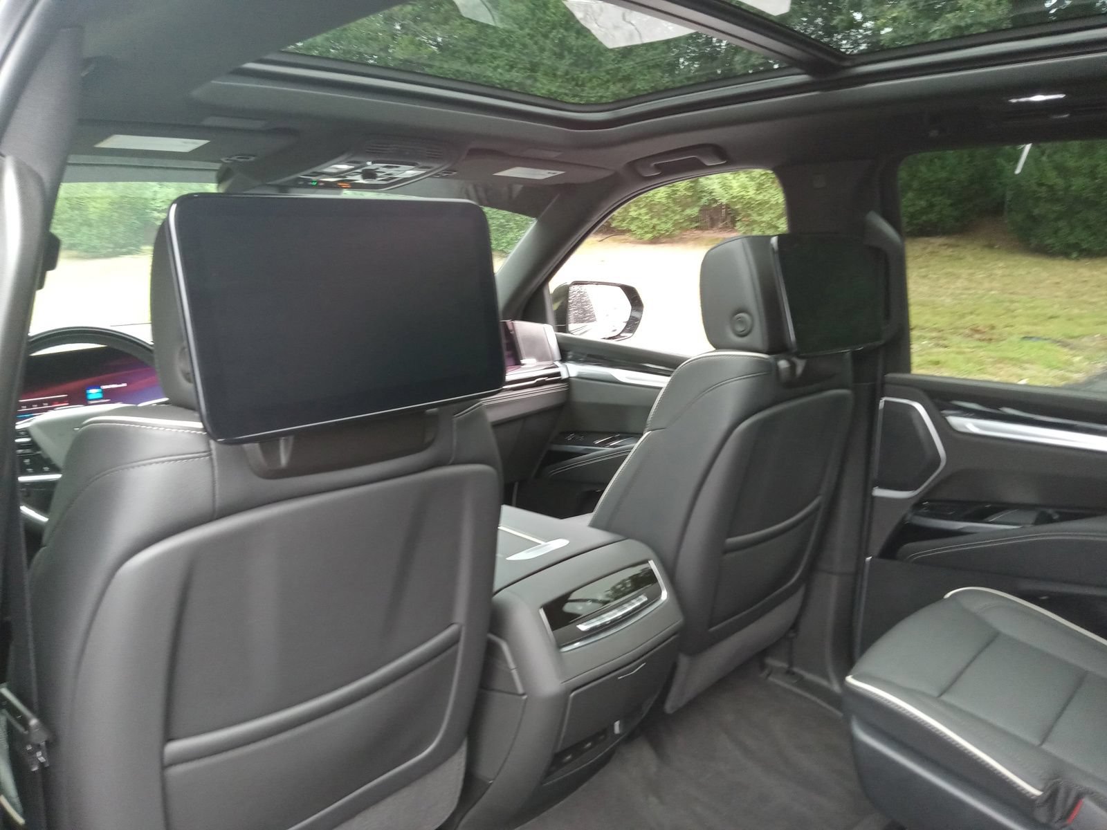 Used 2026 Cadillac Escalade ESV Sport w/ LPO, ONYX Package AWD/4WD image 25