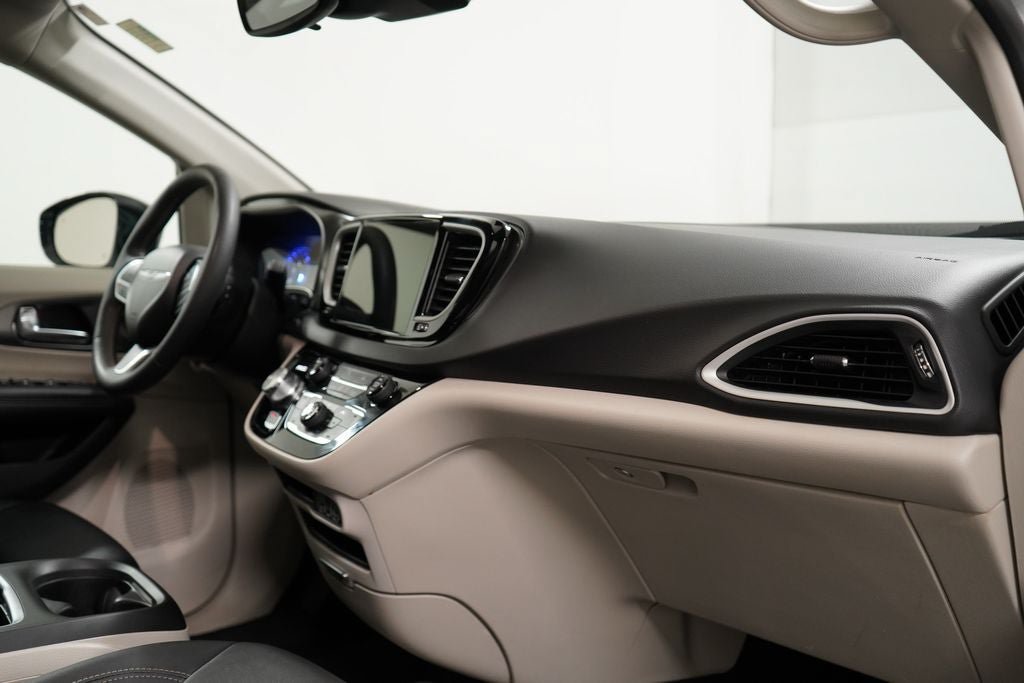 Used 2024 Chrysler Pacifica Touring-L FWD image 28