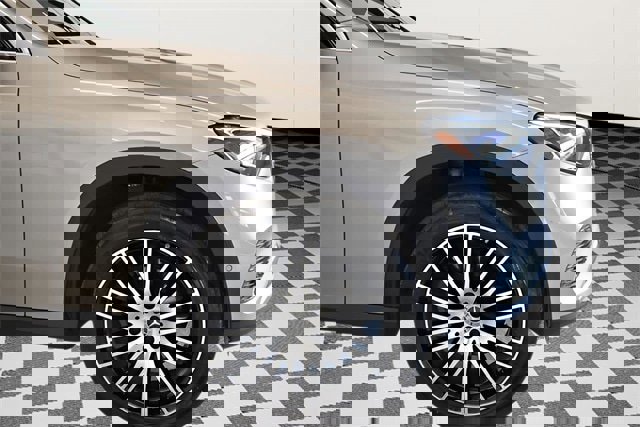 Used 2024 Mercedes-Benz GLC 300 4MATIC image 13