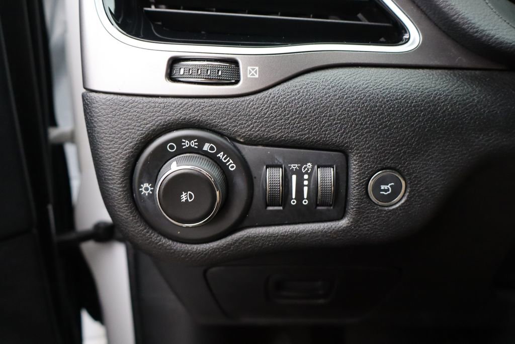 Used 2020 Jeep Cherokee Limited image 13