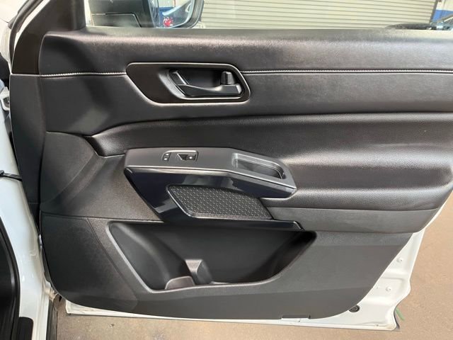 Used 2024 Nissan Pathfinder SV image 11