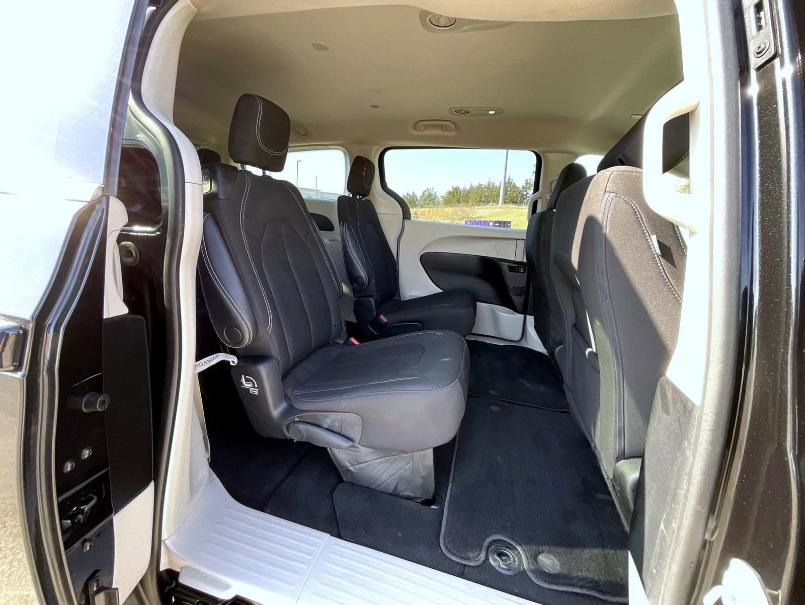 Used 2023 Chrysler Voyager LX image 18