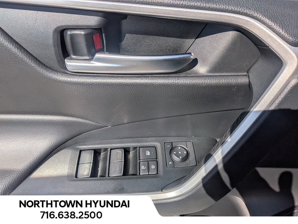 Used 2025 Toyota RAV4 XLE AWD/4WD image 28