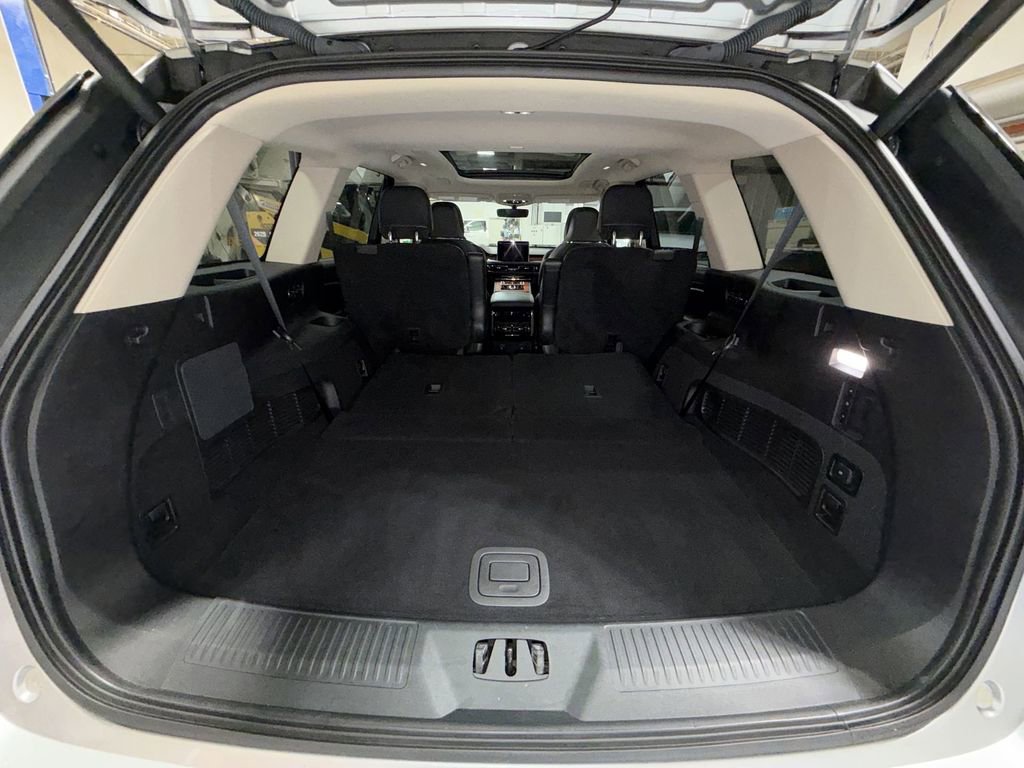 Used 2021 Lincoln Aviator Grand Touring w/ Equipment Group 302A AWD/4WD image 21