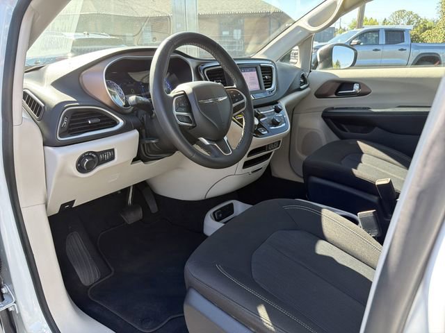 Used 2022 Chrysler Voyager LX FWD image 9
