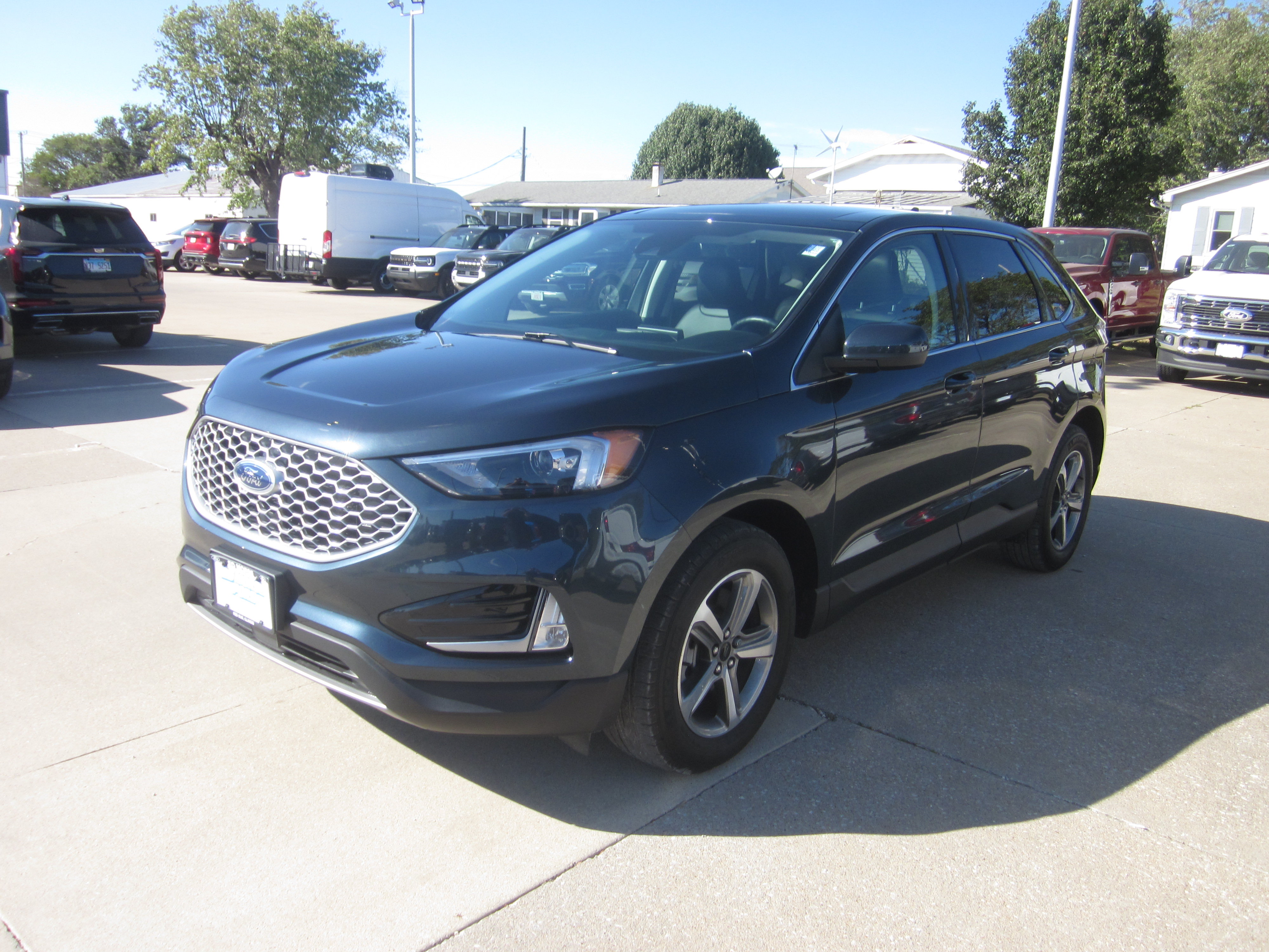 Used 2024 Ford Edge SEL w/ Convenience Package AWD/4WD image 3
