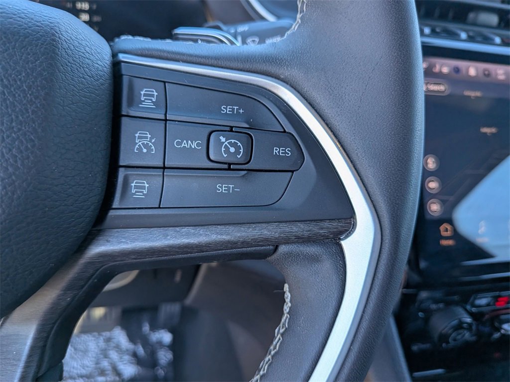 Used 2024 Jeep Grand Cherokee Limited image 23