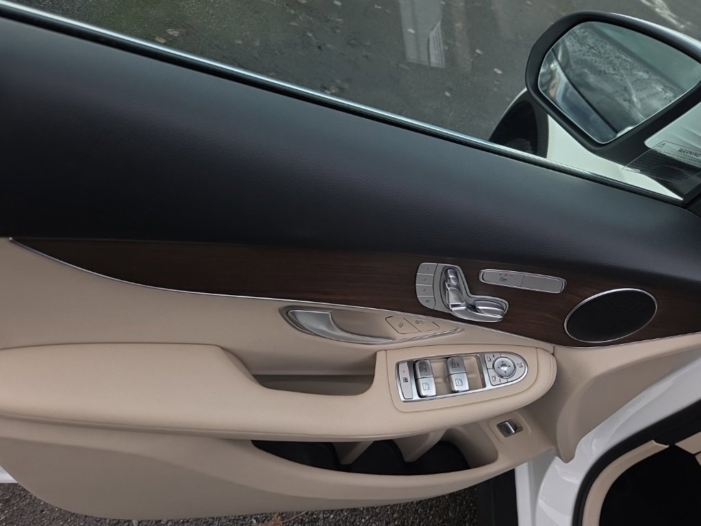 Used 2022 Mercedes-Benz GLC 300 image 3