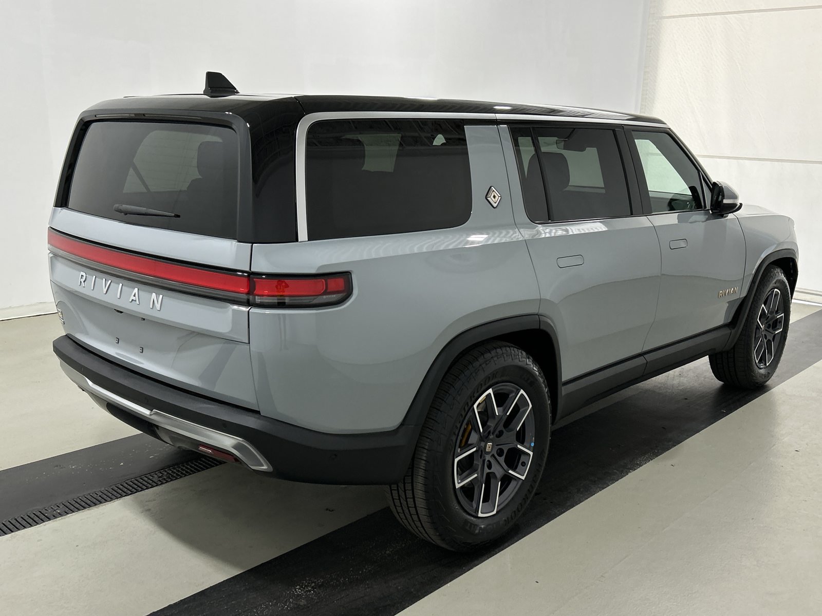 Used 2023 Rivian R1S Adventure Quad AWD/4WD image 5