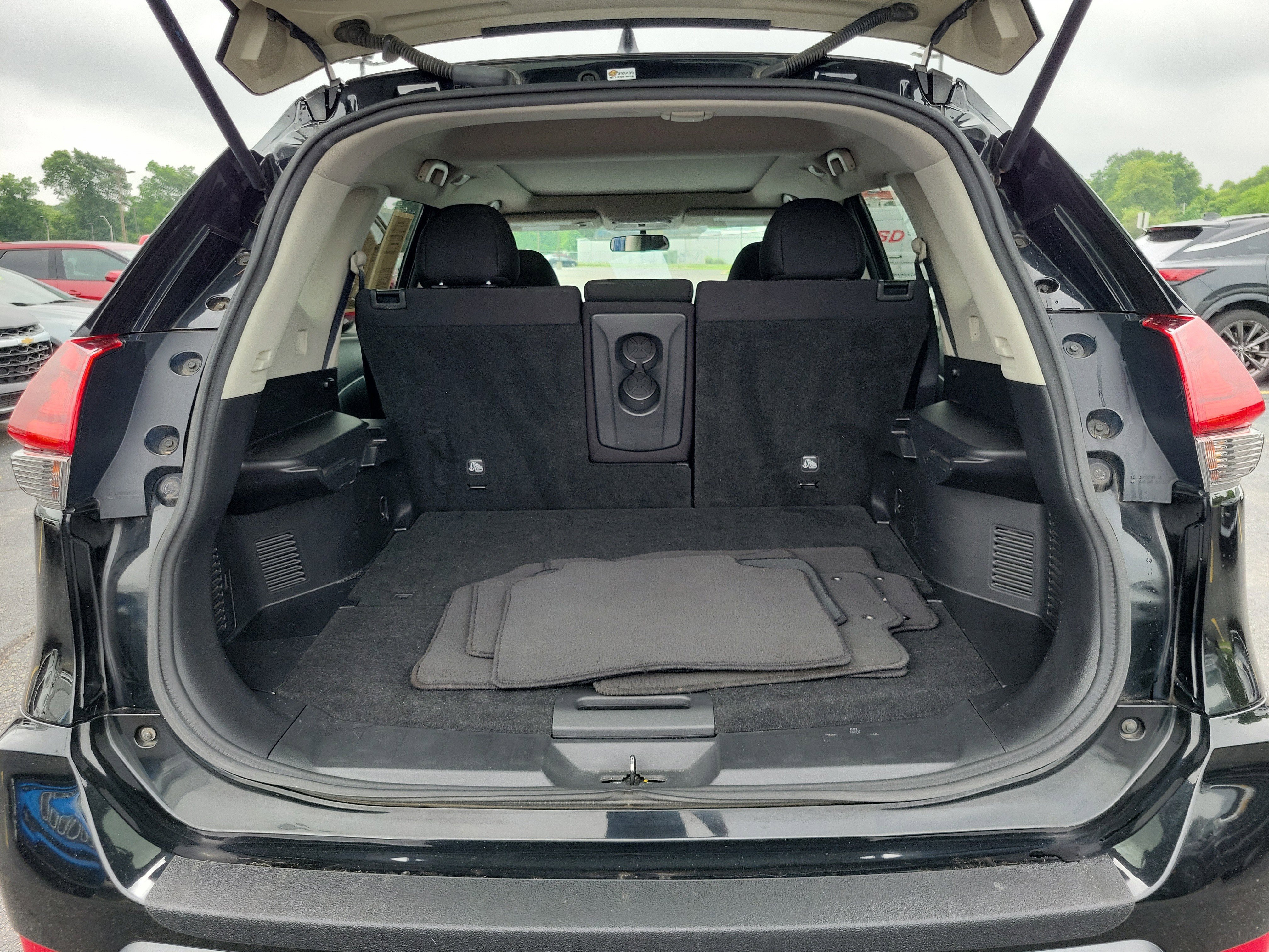 Used 2017 Nissan Rogue SV AWD/4WD image 8