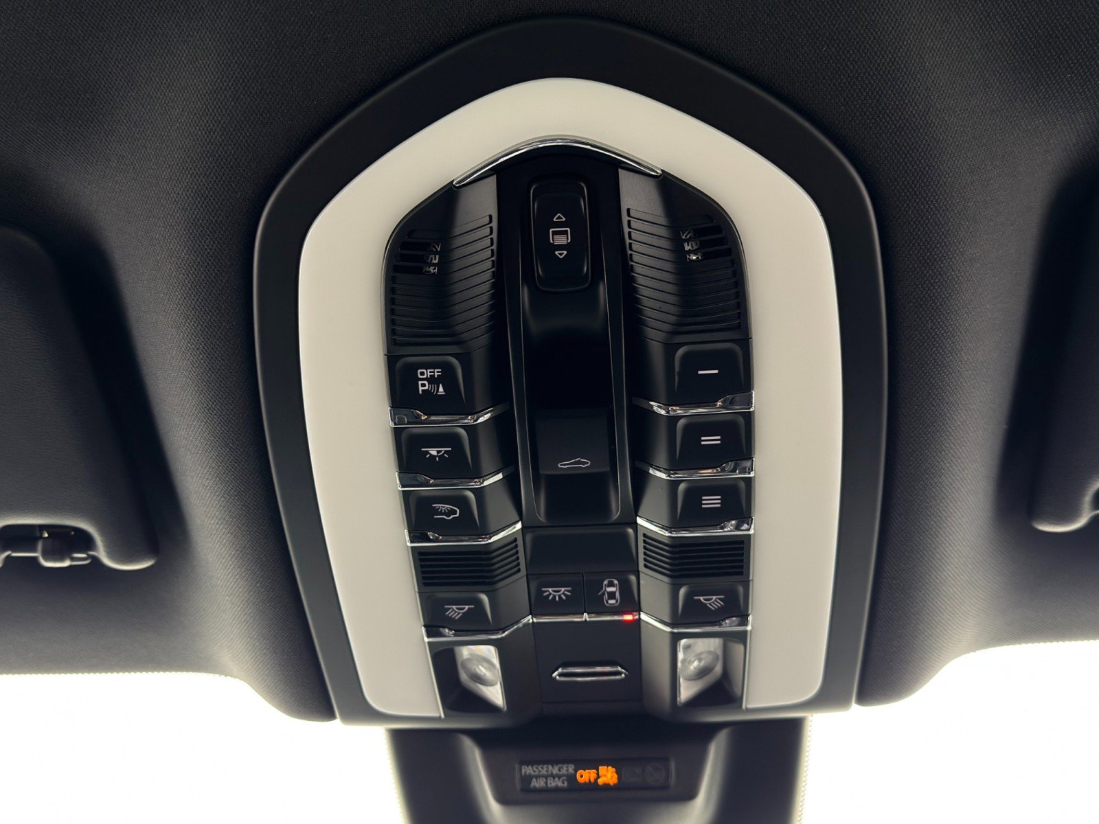 Used 2018 Porsche Macan image 32