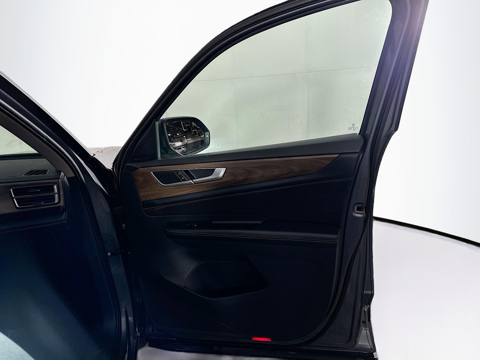 Used 2025 Volkswagen Atlas SE image 33