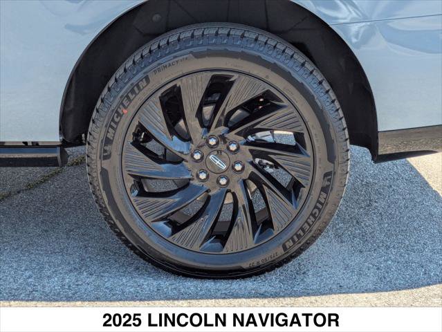 Used 2025 Lincoln Navigator Reserve w/ Jet Appearance Package image 8