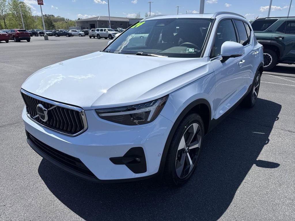 Used 2024 Volvo XC40 B5 Plus w/ Protection Package Premier AWD/4WD image 4
