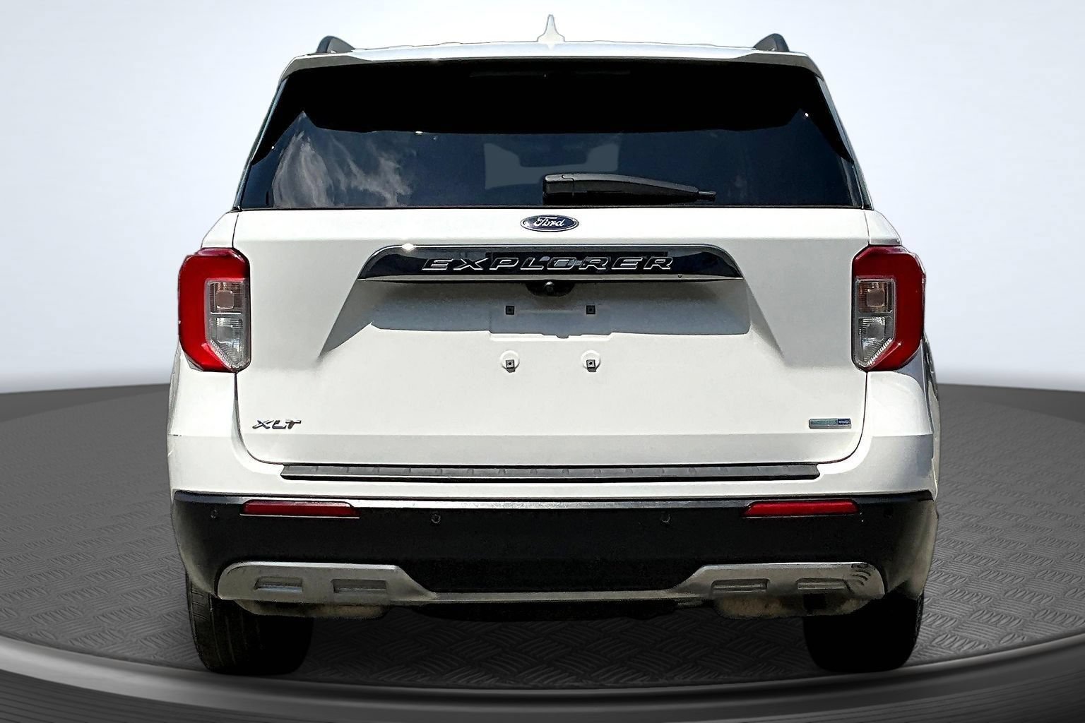 Used 2020 Ford Explorer XLT w/ Equipment Group 202A AWD/4WD image 4