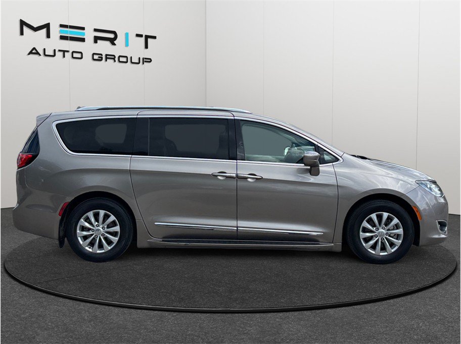 Used 2018 Chrysler Pacifica Touring-L FWD image 10