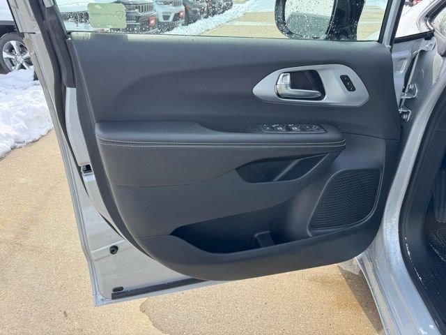New 2026 Chrysler Pacifica Limited w/ S Appearance Package image 8