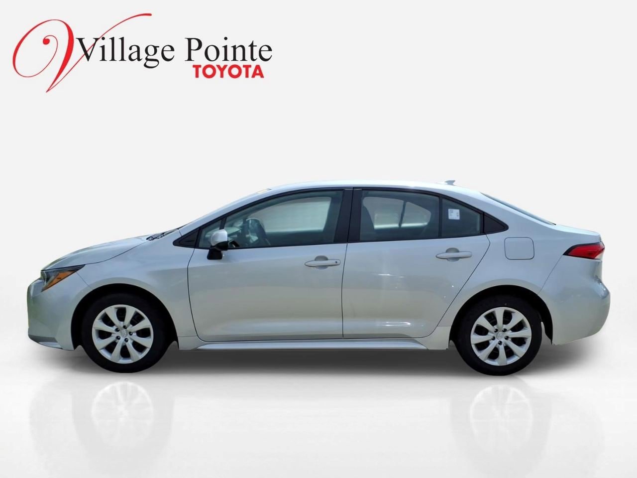 Used 2024 Toyota Corolla LE FWD image 2