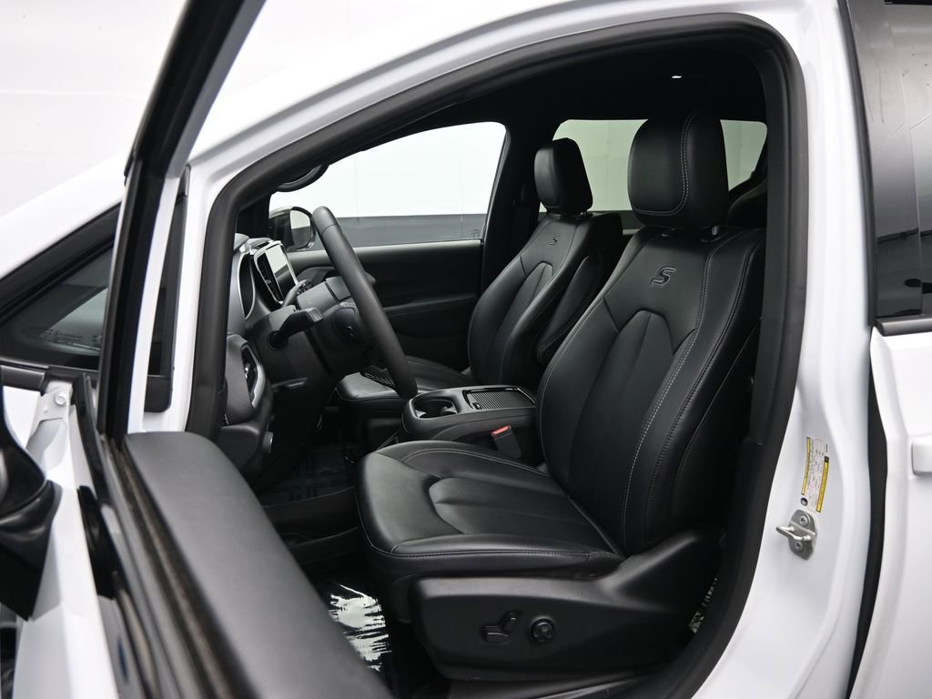 Used 2024 Chrysler Pacifica Select image 24