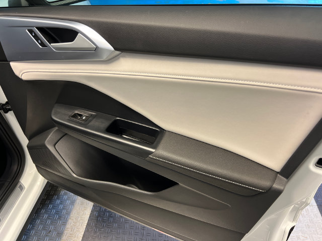 Certified 2025 Volkswagen Taos SE FWD image 11