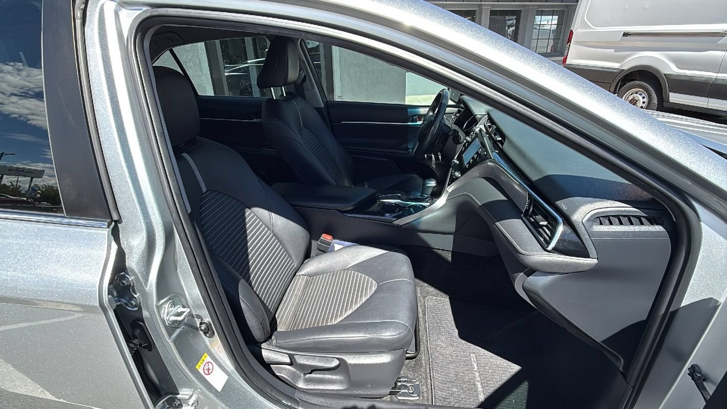 Used 2018 Toyota Camry SE w/ Convenience Package FWD image 18