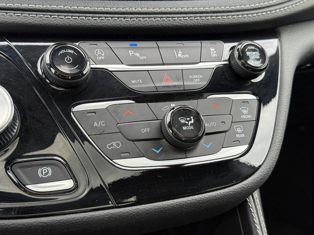 Used 2025 Chrysler Pacifica Limited image 22