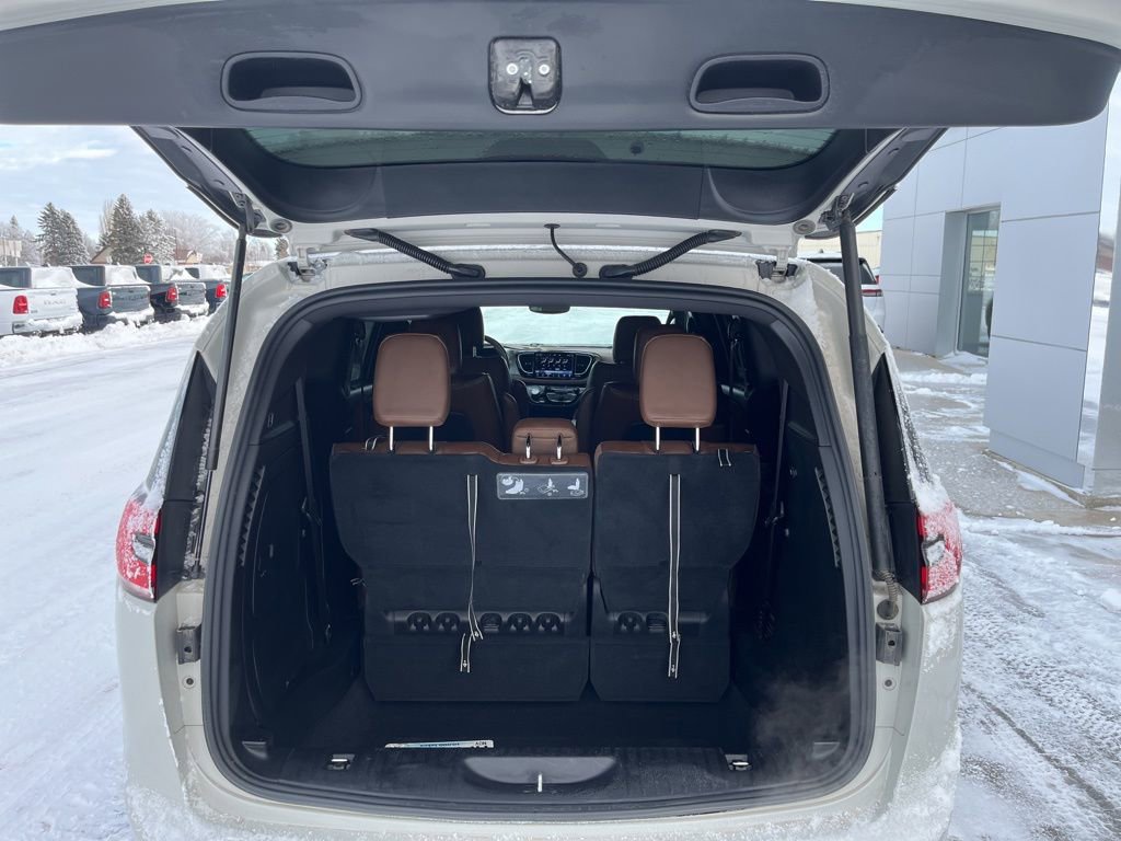 Used 2021 Chrysler Pacifica Limited w/ Premium & Safety Sphere Group image 9