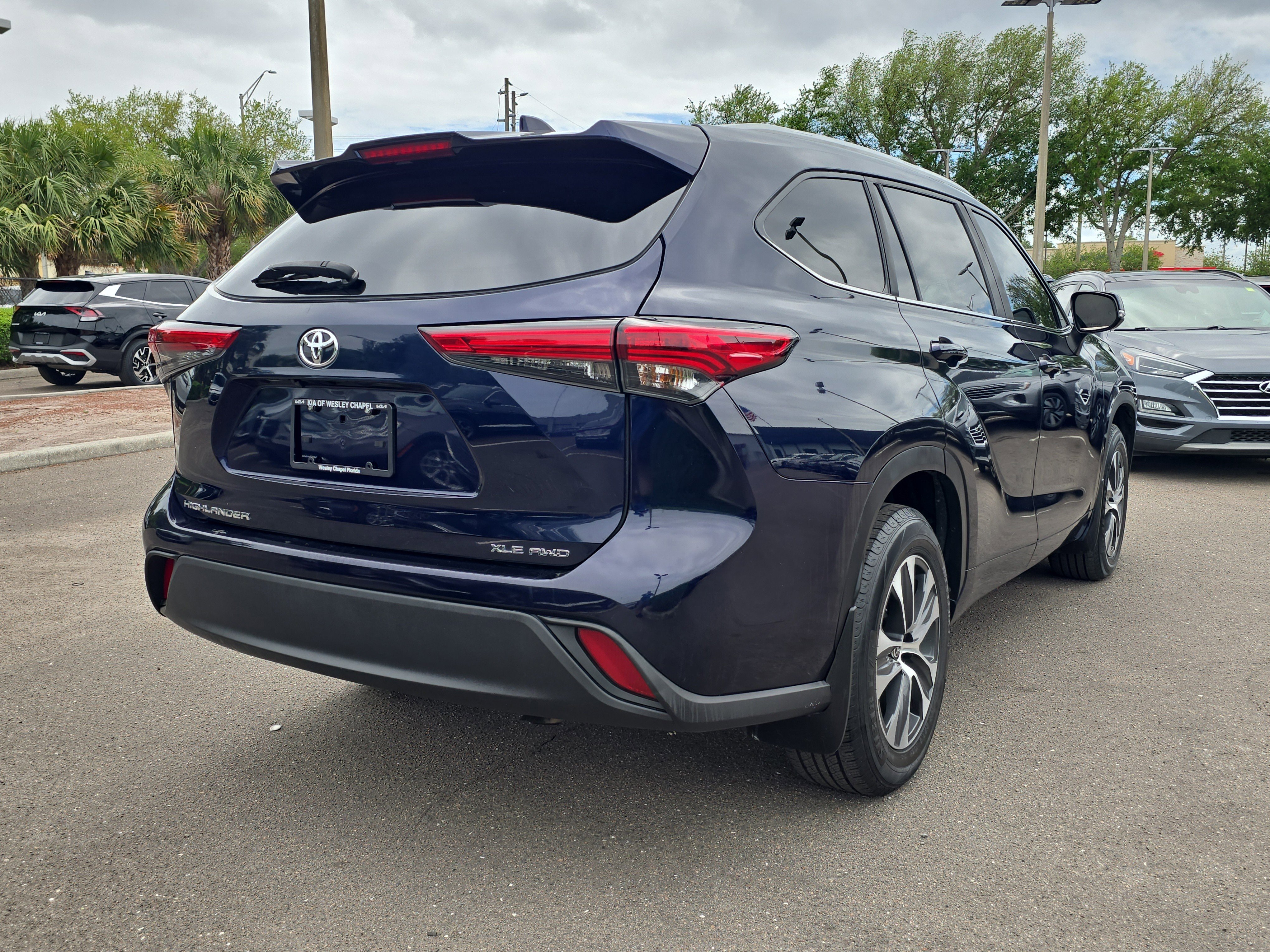 Used 2023 Toyota Highlander XLE AWD/4WD image 8