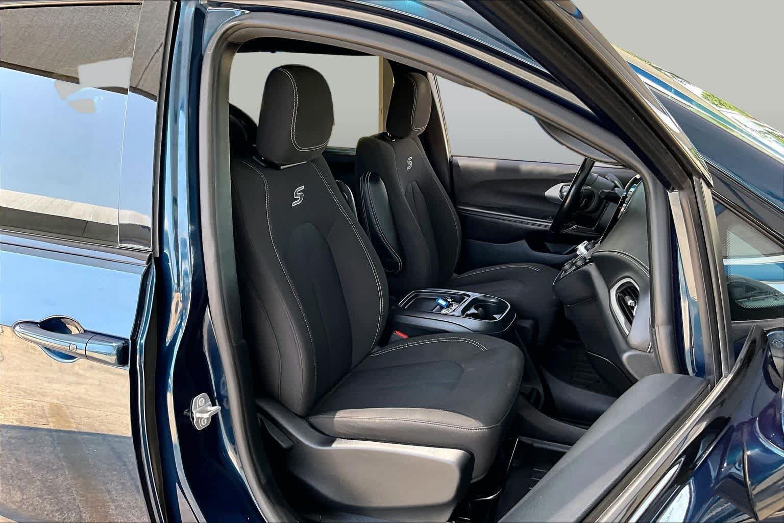 Used 2021 Chrysler Pacifica Touring w/ S Appearance Package FWD image 9