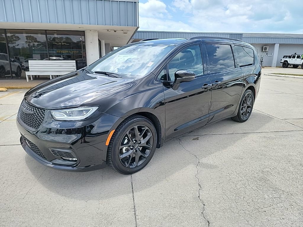 Used 2025 Chrysler Pacifica Limited